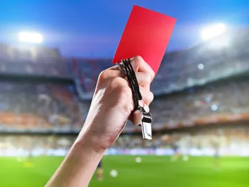 Mano de un árbitro de fútbol Mano de un árbitro de fútbol