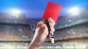 Mano de un árbitro de fútbol Mano de un árbitro de fútbol