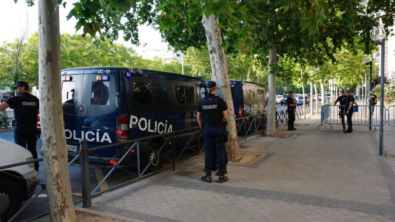 Dispositivo policial en las inmediaciones de los Juzgados de Plaza de Castilla ante la declaración judicial de Begoña Gómez. 
