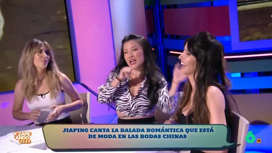 Jiaping canta la balada romántica que está de moda en las bodas chinas: "Mi padre me llevaba al karaoke para este momento" La colaboradora sigue contando curiosidades de su cultura. En esta ocasión, Jiaping ha demostrado sus dotes para la canción interpretando un tema que las novias cantan el día de su boda.