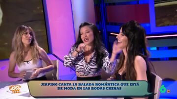 Jiaping canta la balada romántica que está de moda en las bodas chinas: "Mi padre me llevaba al karaoke para este momento"