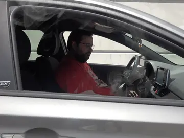 Coche con las ventanillas bajadas Coche con las ventanillas bajadas