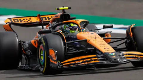 McLaren se siente como en casa en Silverstone y amenazan a Red Bull McLaren se siente como en casa en Silverstone y amenazan a Red Bull