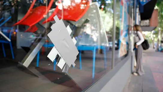 Impacto de bala después de producirse un tiroteo en una pizzería de Madrid. Impacto de bala después de producirse un tiroteo en una pizzería de Madrid.