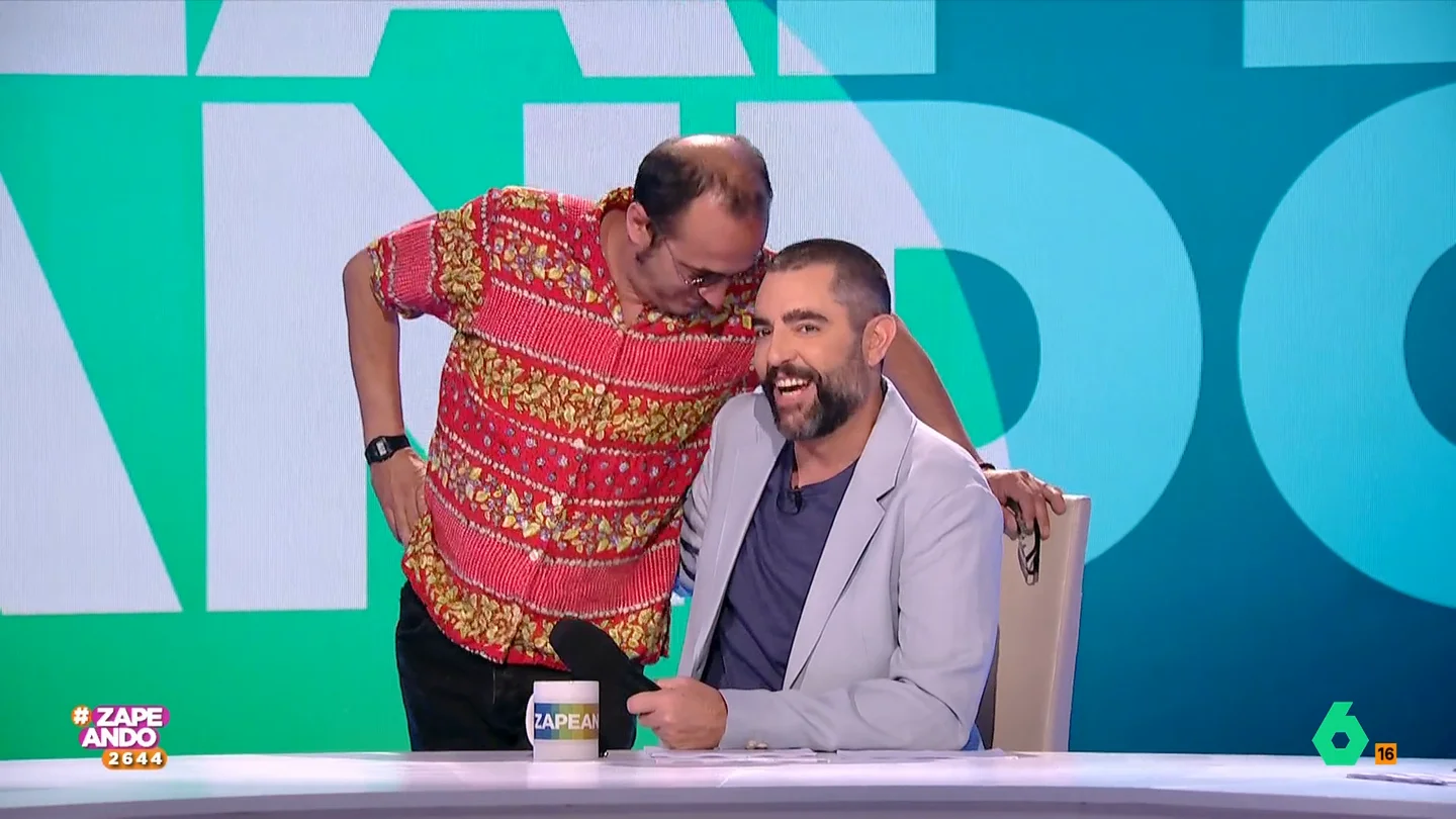 Dani Mateo, después de ver la camisa de un miembro del equipo de Zapeando: "¿Por qué, cuándo y quién te ha engañado?" Un trabajador de Zapeando se convierte en el protagonista del inicio del programa a cuenta del look que ha escogido para trabajar.