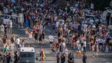 Varios agentes y una furgoneta de Policía Nacional durante la manifestación del Orgullo LGTBI+ 2023, desde Casa de América, a 1 de julio de 2023, en Madrid (España). 