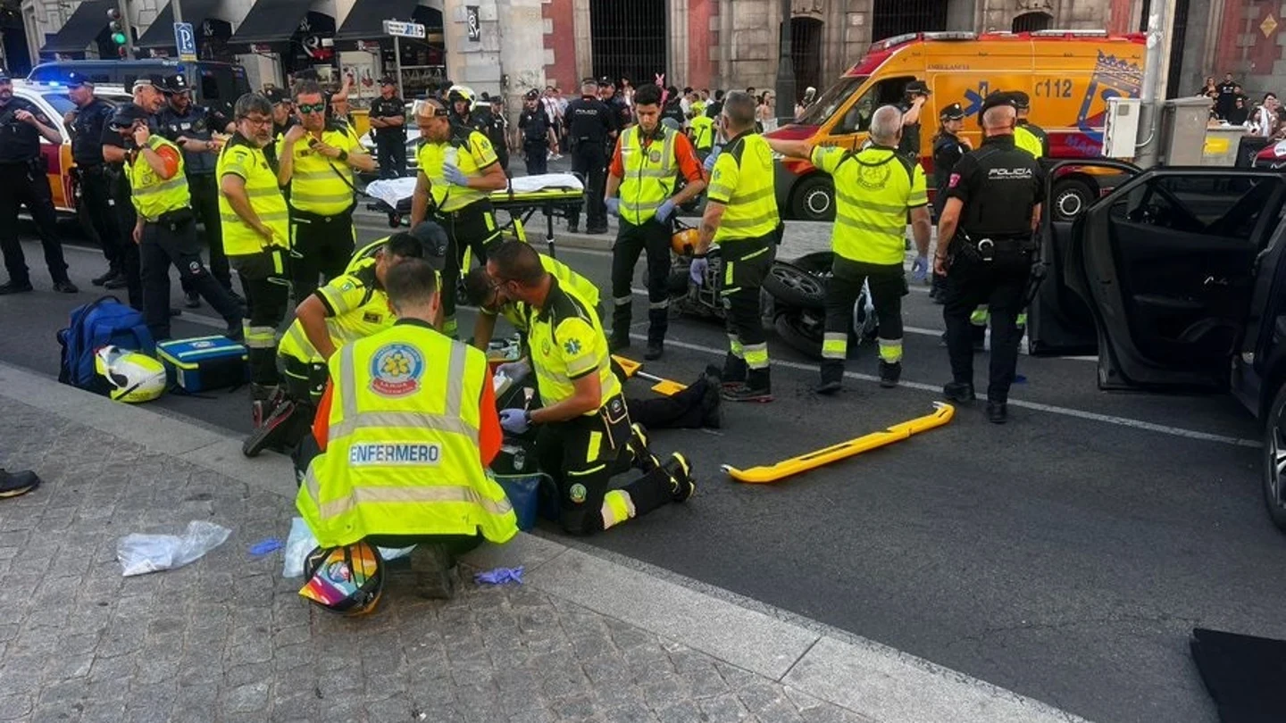 Los servicios de emergencias atienden al agente atropellado Los servicios de emergencias atienden al agente atropellado