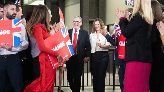El líder laborista, Keir Starmer, junto a su mujer tras la victoria en las elecciones del Reino Unido El líder laborista, Keir Starmer, junto a su mujer tras la victoria en las elecciones del Reino Unido