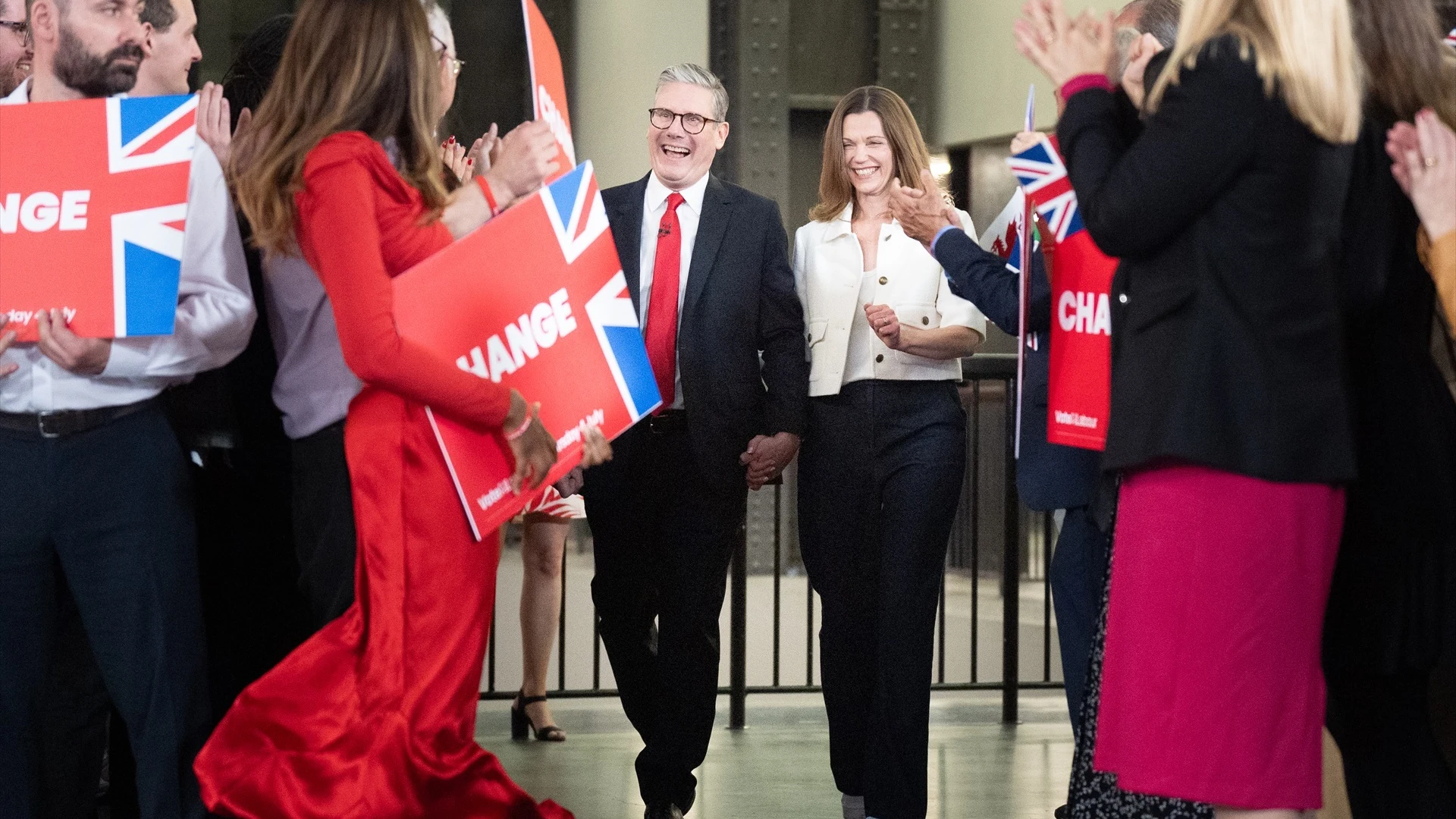 El líder laborista, Keir Starmer, junto a su mujer tras la victoria en las elecciones del Reino Unido