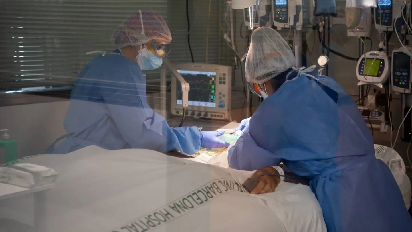 Personal sanitario atiende a una persona ingresada por covid-19 en el Hospital Clínic Personal sanitario atiende a una persona ingresada por covid-19 en el Hospital Clínic