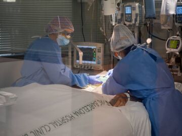 Personal sanitario atiende a una persona ingresada por covid-19 en el Hospital Clínic
