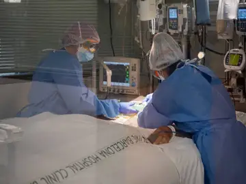 Personal sanitario atiende a una persona ingresada por covid-19 en el Hospital Clínic Personal sanitario atiende a una persona ingresada por covid-19 en el Hospital Clínic