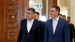 El primer ministro rumano, Marcel Ciolacu da la bienvenida al presidente del Gobierno español, Pedro Sánchez