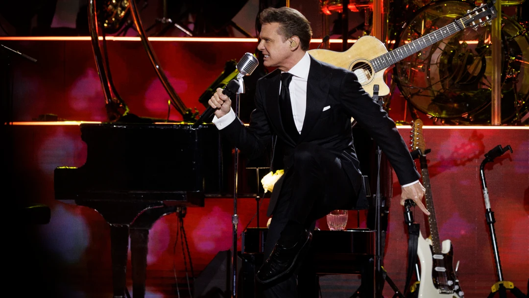 Luis Miguel durante un concierto