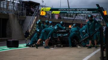 Fernando Alonso, en el pit lane