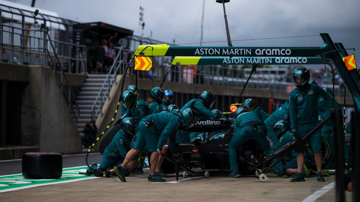 Fernando Alonso, en el pit lane