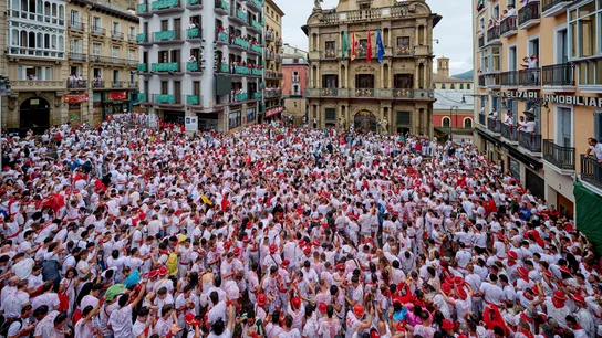Ambiente en la plaza del ayuntamiento de Pamplona momentos antes del chupinazo que da comienzo a las fiestas de San Fermín Ambiente en la plaza del ayuntamiento de Pamplona momentos antes del chupinazo que da comienzo a las fiestas de San Fermín