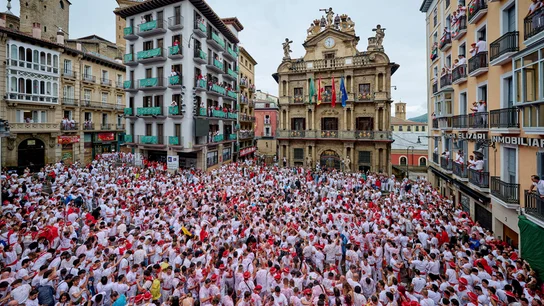 Ambiente en la plaza del ayuntamiento de Pamplona momentos antes del chupinazo que da comienzo a las fiestas de San Fermín Ambiente en la plaza del ayuntamiento de Pamplona momentos antes del chupinazo que da comienzo a las fiestas de San Fermín