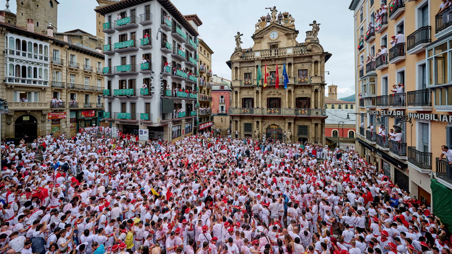 Ambiente en la plaza del ayuntamiento de Pamplona momentos antes del chupinazo que da comienzo a las fiestas de San Fermín Ambiente en la plaza del ayuntamiento de Pamplona momentos antes del chupinazo que da comienzo a las fiestas de San Fermín