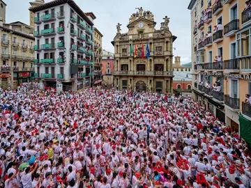  Ambiente en la plaza del ayuntamiento de Pamplona momentos antes del chupinazo que da comienzo a las fiestas de San Fermín