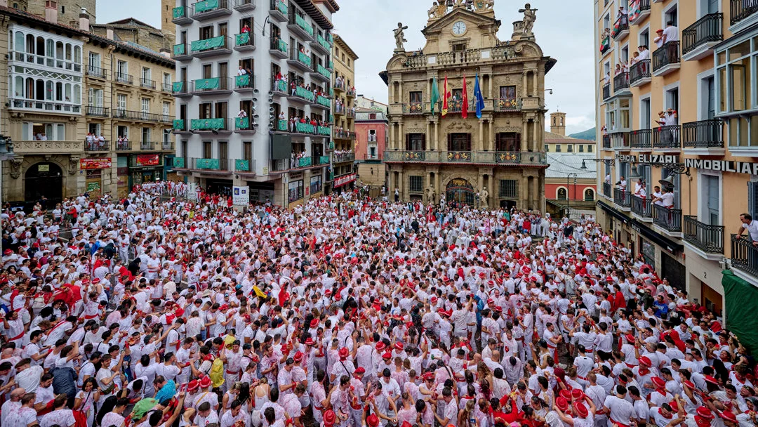  Ambiente en la plaza del ayuntamiento de Pamplona momentos antes del chupinazo que da comienzo a las fiestas de San Fermín