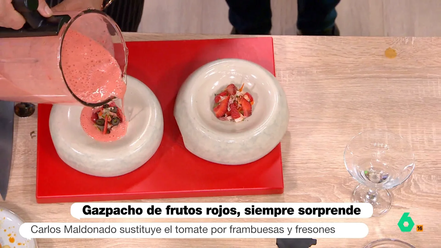 Carlos Maldonado cocina gazpacho de frambuesas y fresas Carlos Maldonado cocina gazpacho de frambuesas y fresas