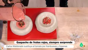 Carlos Maldonado cocina gazpacho de frambuesas y fresas