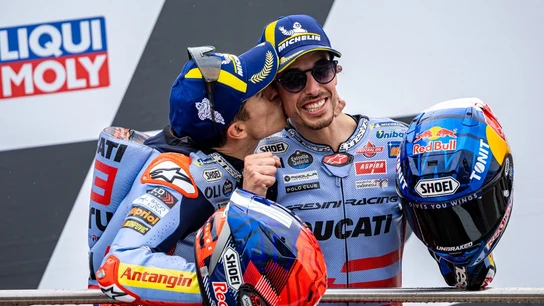Marc Márquez besa a su hermano Alex en Sachsenring Marc Márquez besa a su hermano Alex en Sachsenring