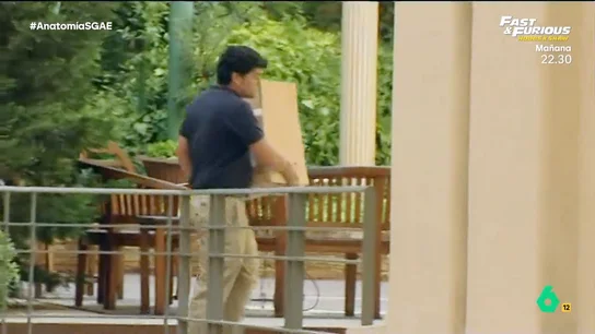 Las imágenes de cómo la Guardia Civil sacó "ordenadores y cajas de papeles" de la SGAE: "Fue caótico, no sabíamos qué ocurría" Las imágenes de cómo la Guardia Civil sacó "ordenadores y cajas de papeles" de la SGAE: "Fue caótico, no sabíamos qué ocurría"