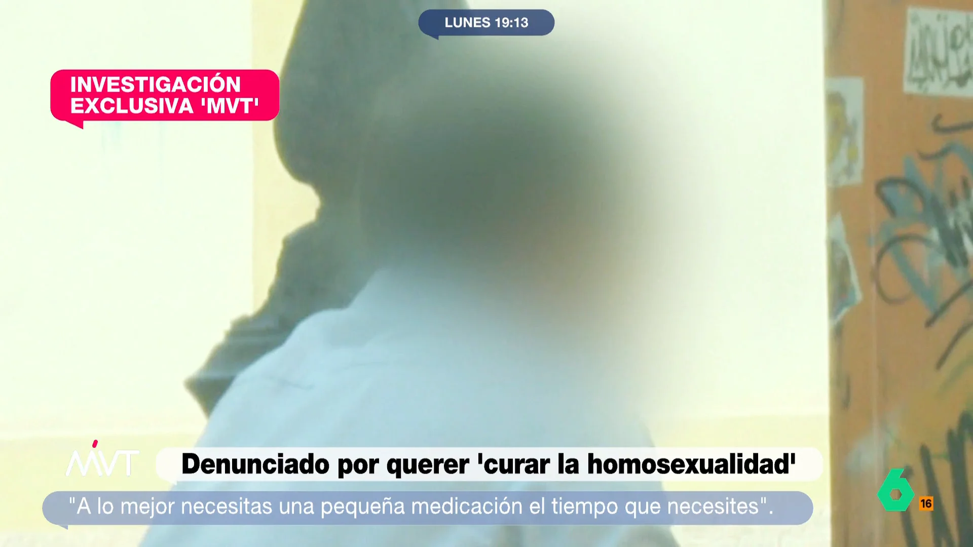 "La proyección por el mismo sexo muchas veces va asociada a la obsesividad y la compulsividad", defiende este hombre con el que Torá consigue hablar en este vídeo y que incluso llega a ofrecerle medicación: "Llamas y te hacen una receta".