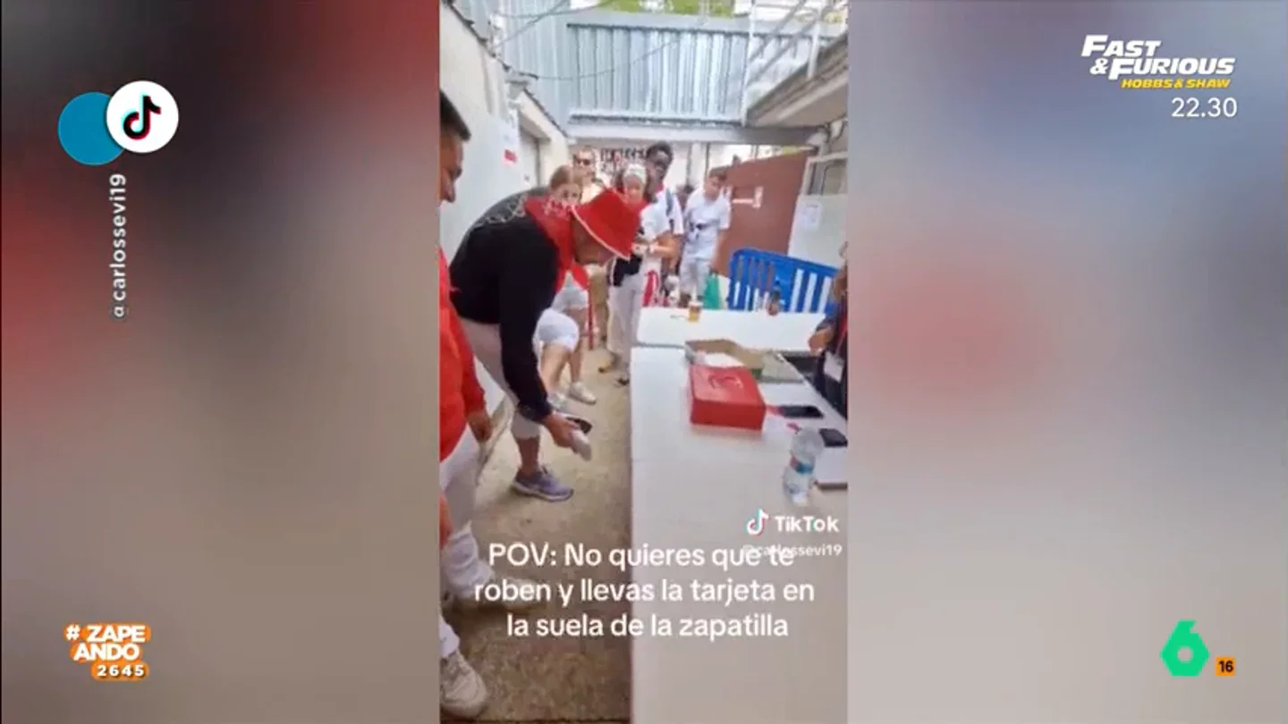El curioso truco de un joven para no perder la tarjeta de crédito en mitad de los Sanfermines El curioso truco de un joven para no perder la tarjeta de crédito en mitad de los Sanfermines