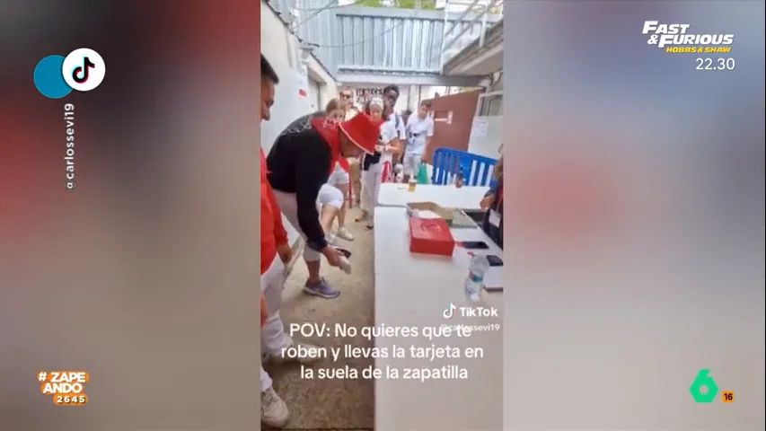 El curioso truco de un joven para no perder la tarjeta de crédito en mitad de los Sanfermines