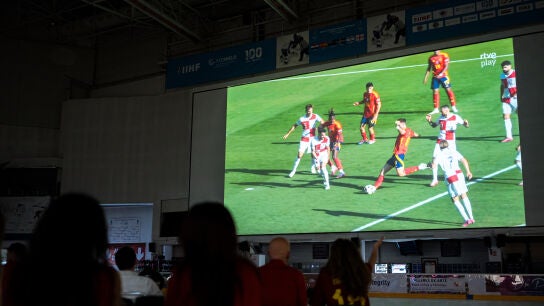 Varias personas viendo en una pantalla grande el partido de la Eurocopa entre Espa&ntilde;a y Croacia, en el Palacio de Hielo, a 15 de junio de 2024, en Madrid (Espa&ntilde;a). 
