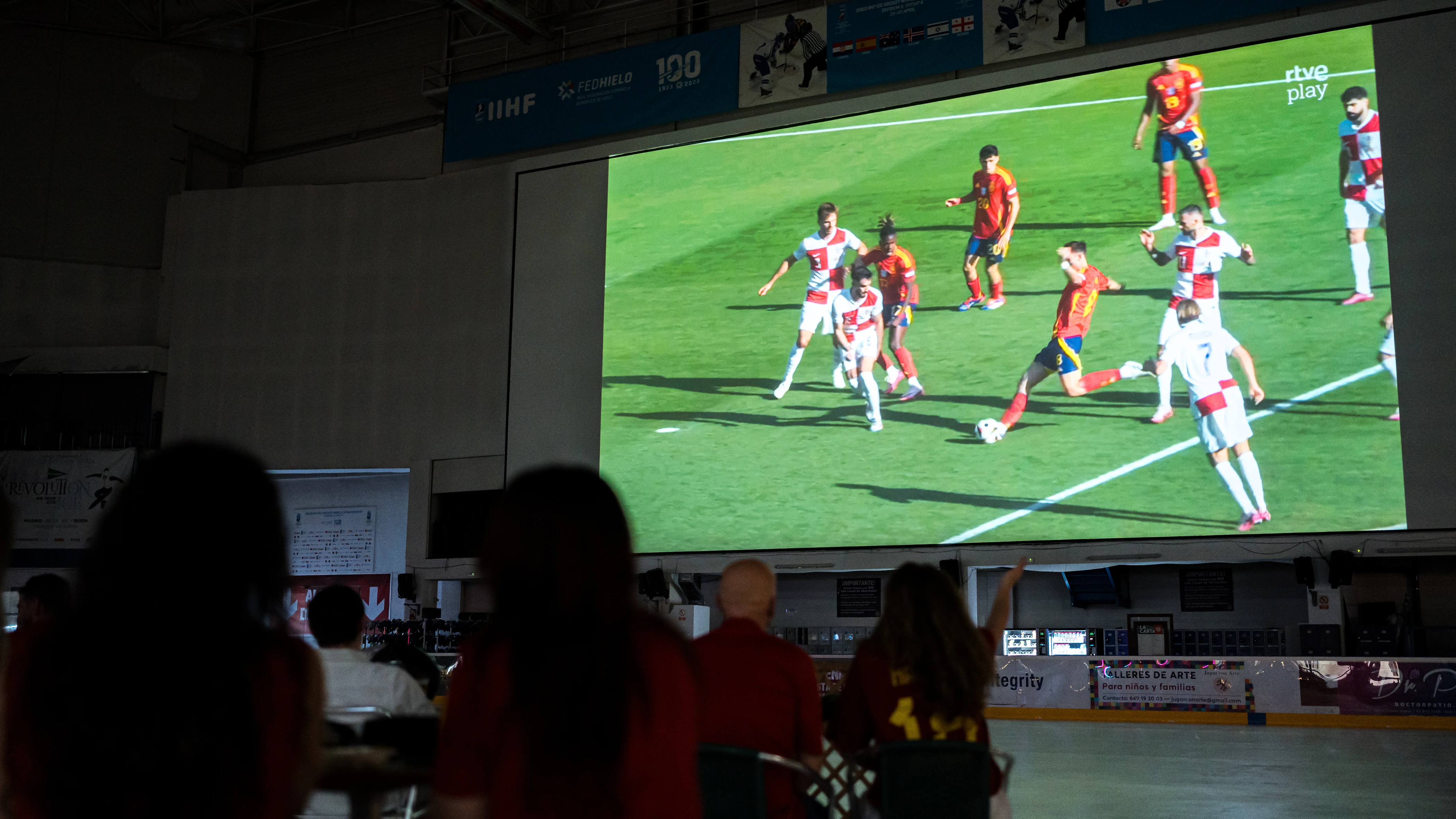 Varias personas viendo en una pantalla grande el partido de la Eurocopa entre España y Croacia, en el Palacio de Hielo, a 15 de junio de 2024, en Madrid (España). 