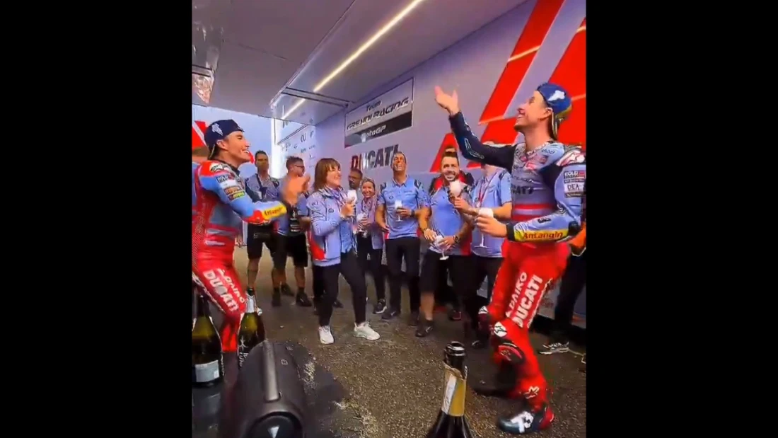 Celebración de Gresini por el podio de Alex Márquez y Marc Márquez