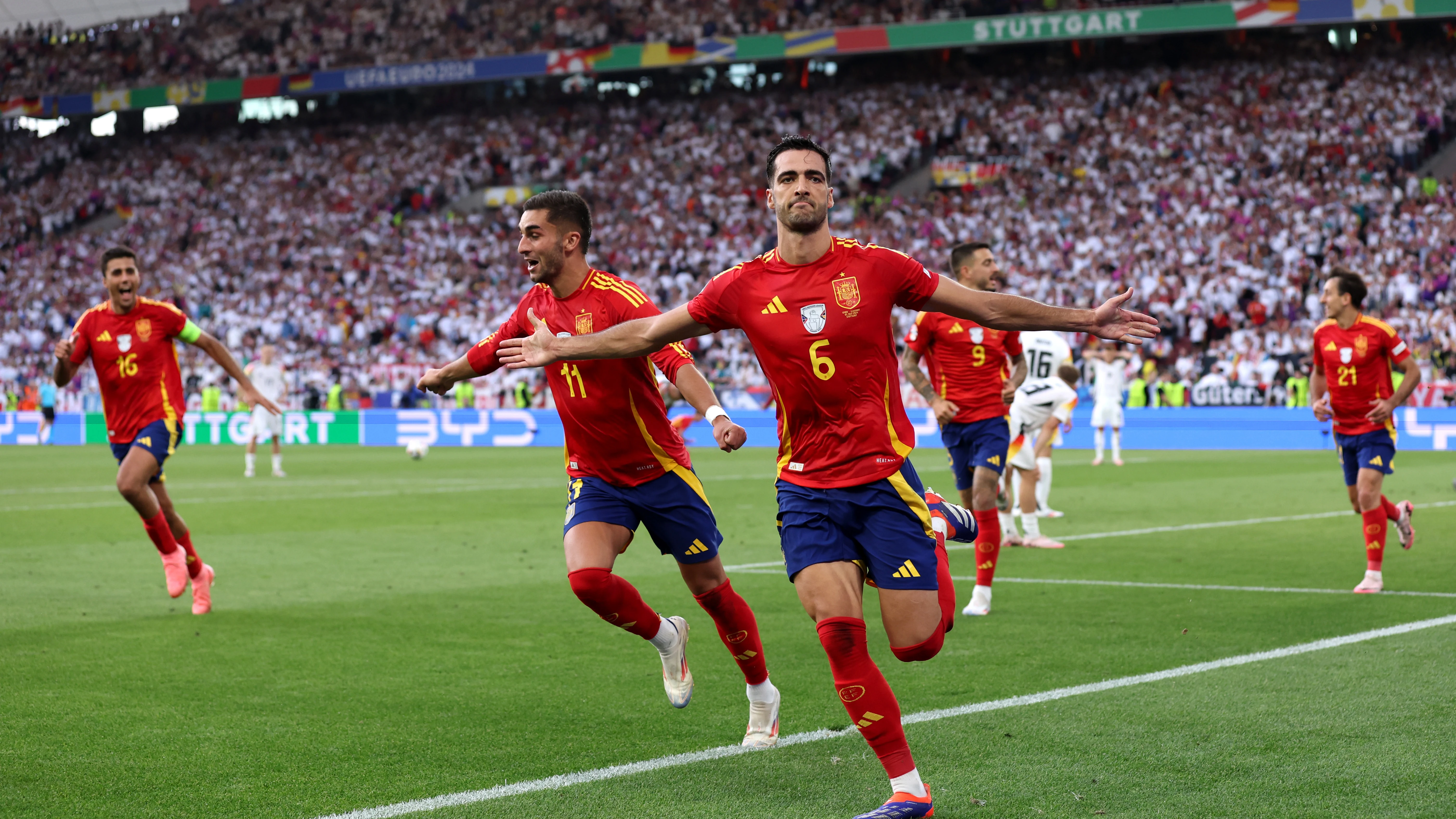 La celebración de Mikel Merino tras su gol en los cuartos de final de la Eurocopa 2024