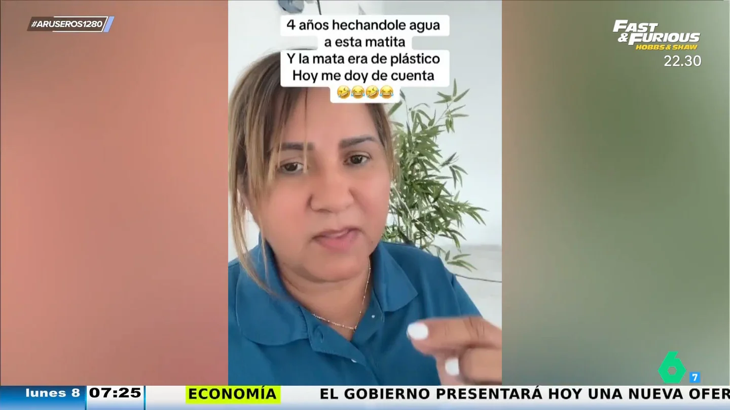 El gracioso momento de una mujer que descubre que su planta es artificial después de pasar 4 años regándola El gracioso momento de una mujer que descubre que su planta es artificial después de pasar 4 años regándola