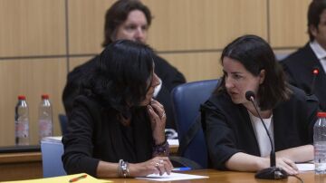 La acusada de envenenar a su pareja con laxantes, en el inicio del juicio en Valencia