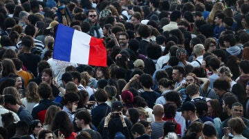 Manifestantes en la Place de la Republique de París, el 7 de julio de 2024.