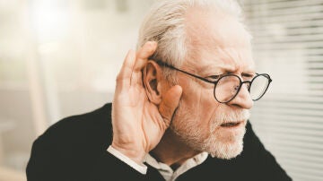 Hombre mayor con problemas para escuchar