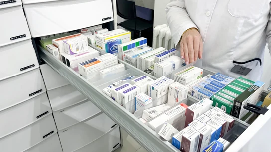 Medicamentos en una farmacia. Medicamentos en una farmacia.