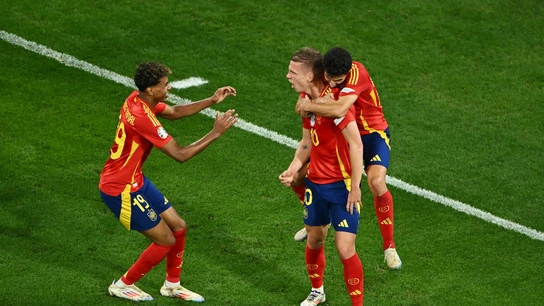 España celebra el tanto de Dani Olmo España celebra el tanto de Dani Olmo