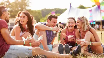 Personas comiendo en un festival