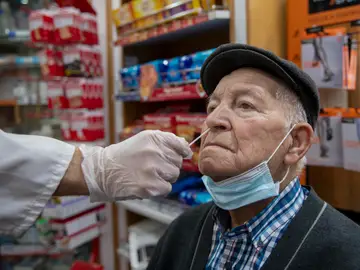 Personal farmacéutico realiza un test de detección del covid a un hombre en Jaén Personal farmacéutico realiza un test de detección del covid a un hombre en Jaén