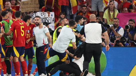 Un miembro de seguridad lesiona a Morata durante la celebración del pase a la final Un miembro de seguridad lesiona a Morata durante la celebración del pase a la final