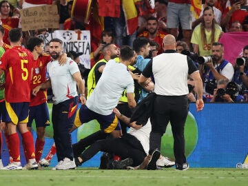Un miembro de seguridad lesiona a Morata durante la celebración del pase a la final