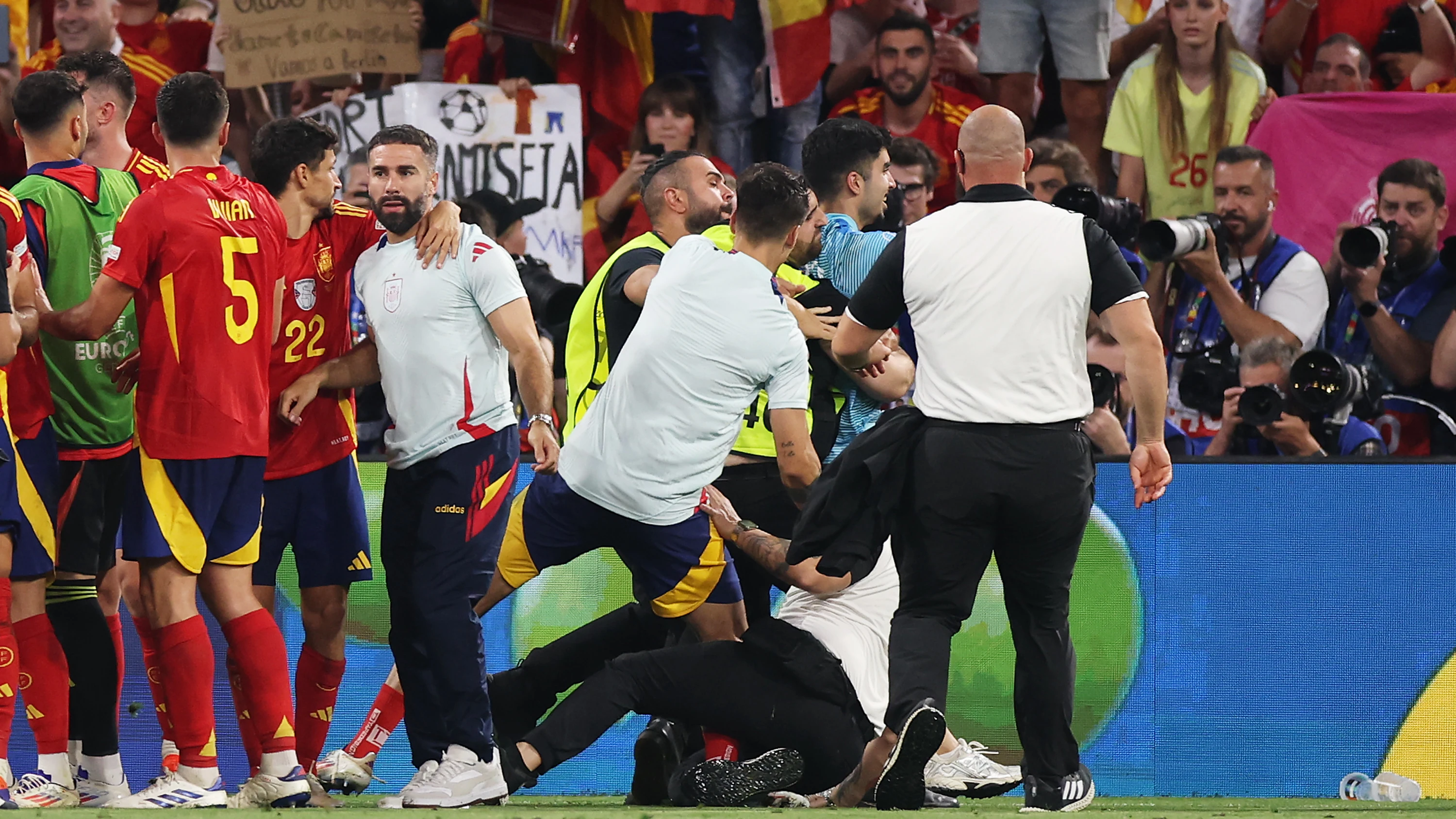 Un miembro de seguridad lesiona a Morata durante la celebración del pase a la final