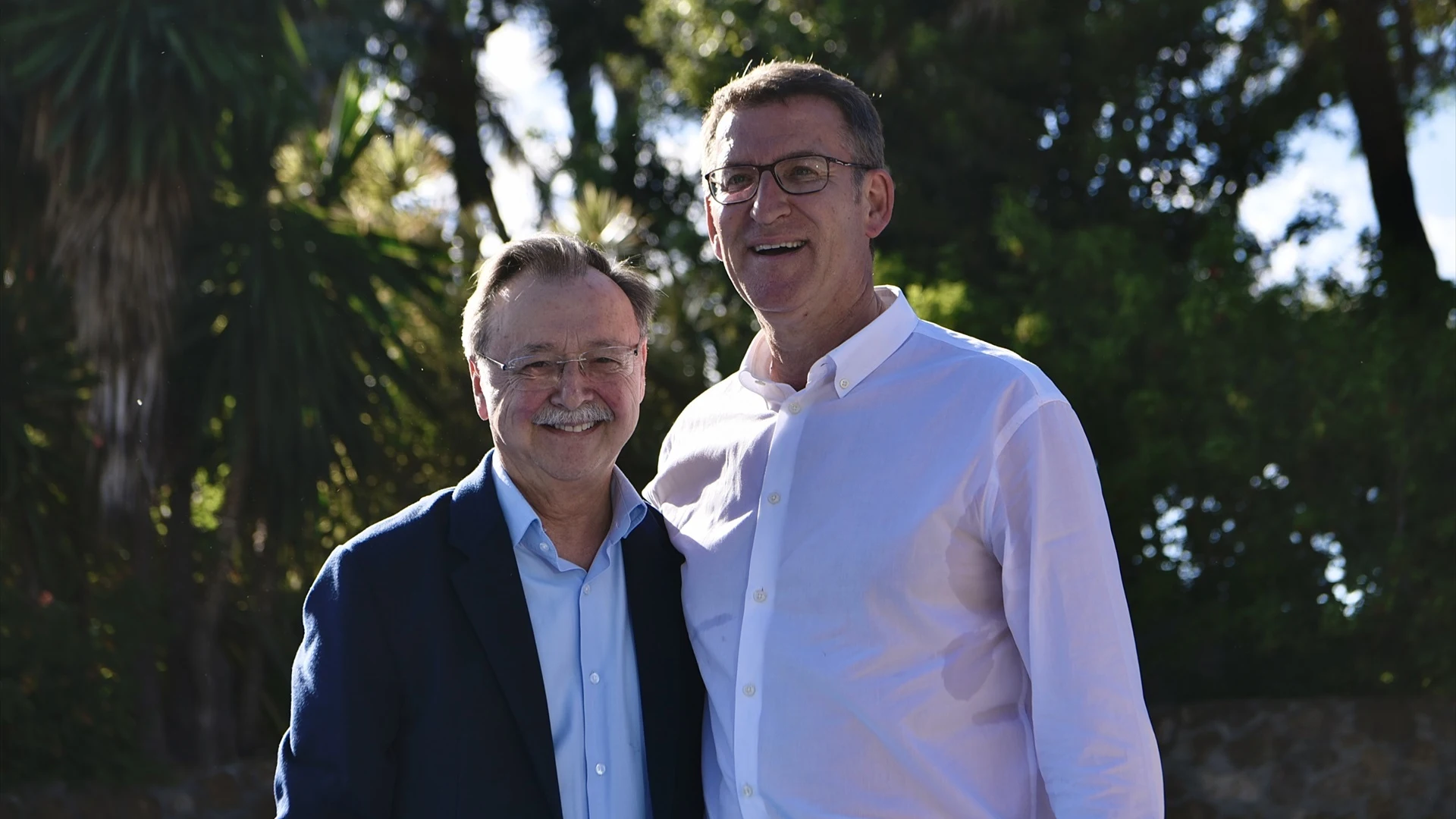 El presidente del PP, Alberto Núñez Feijóo, y el presidente de Ceuta, Juan Jesús Vivas, en una imagen de archivo.