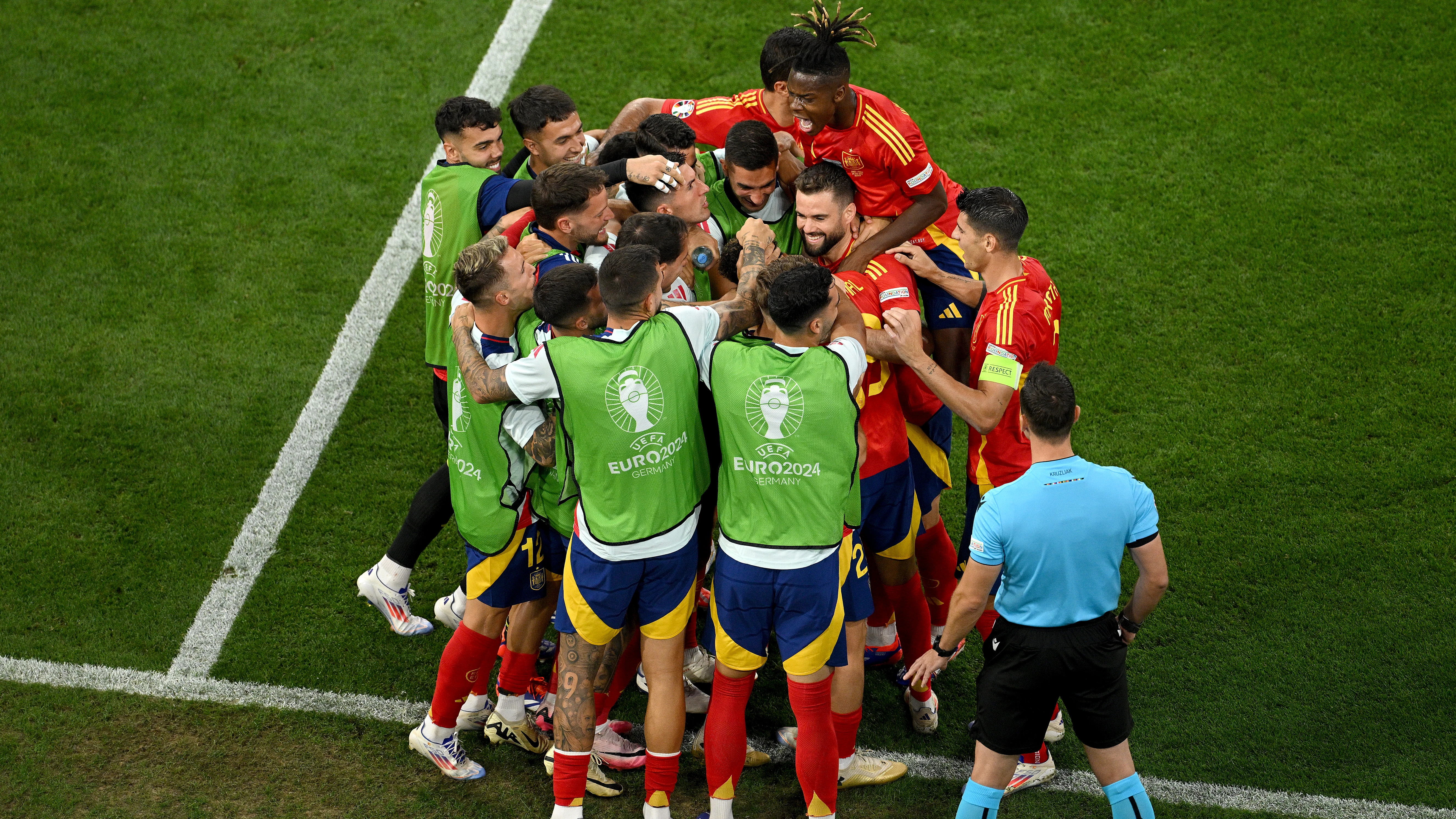 La Selección celebra el golazo de Lamine Yamal