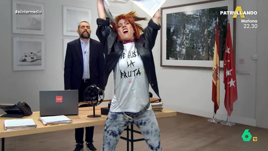 'Díaz Ayuso' irrumpe en El Intermedio bajo el grito: "¡Qué pasa, hijos de fruta!"  'Díaz Ayuso' irrumpe en El Intermedio bajo el grito: "¡Qué pasa, hijos de fruta!"